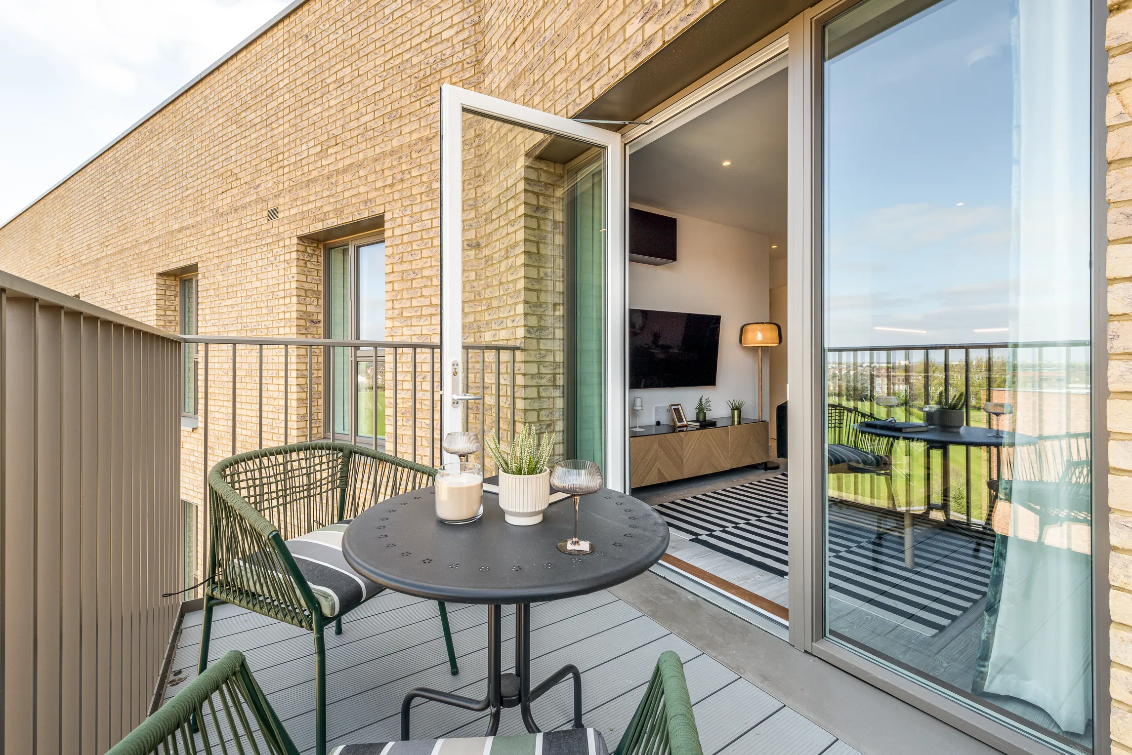 Lampton Parkside, Balcony